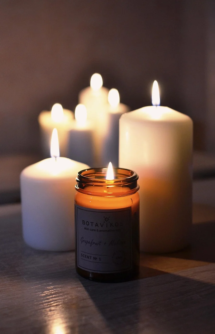 Kerze und Blüten für eine ruhige Massageatmosphäre
