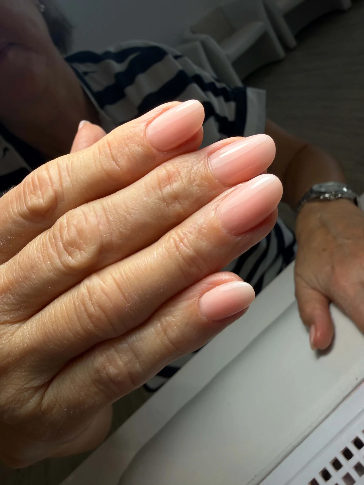 Roséfarbene Nagelmodellage aus unserem Studio