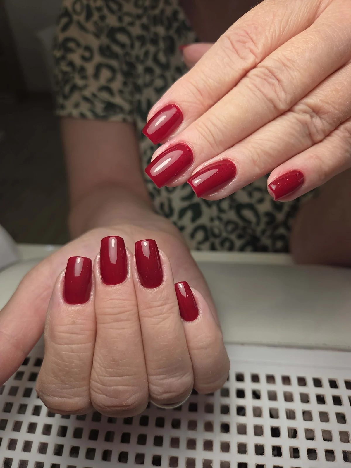 Bordeauxrotes Nageldesign – eigene Arbeit von Lounge Privé