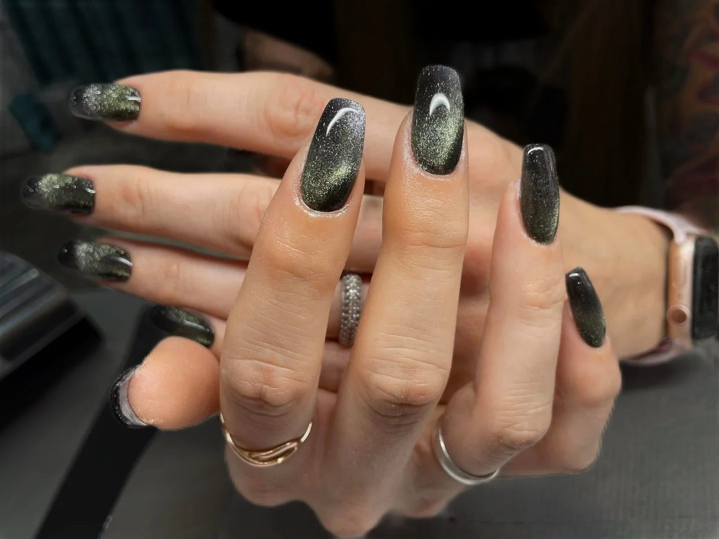 Dunkelgrünes Nageldesign mit schimmernden Details – eigene Arbeit