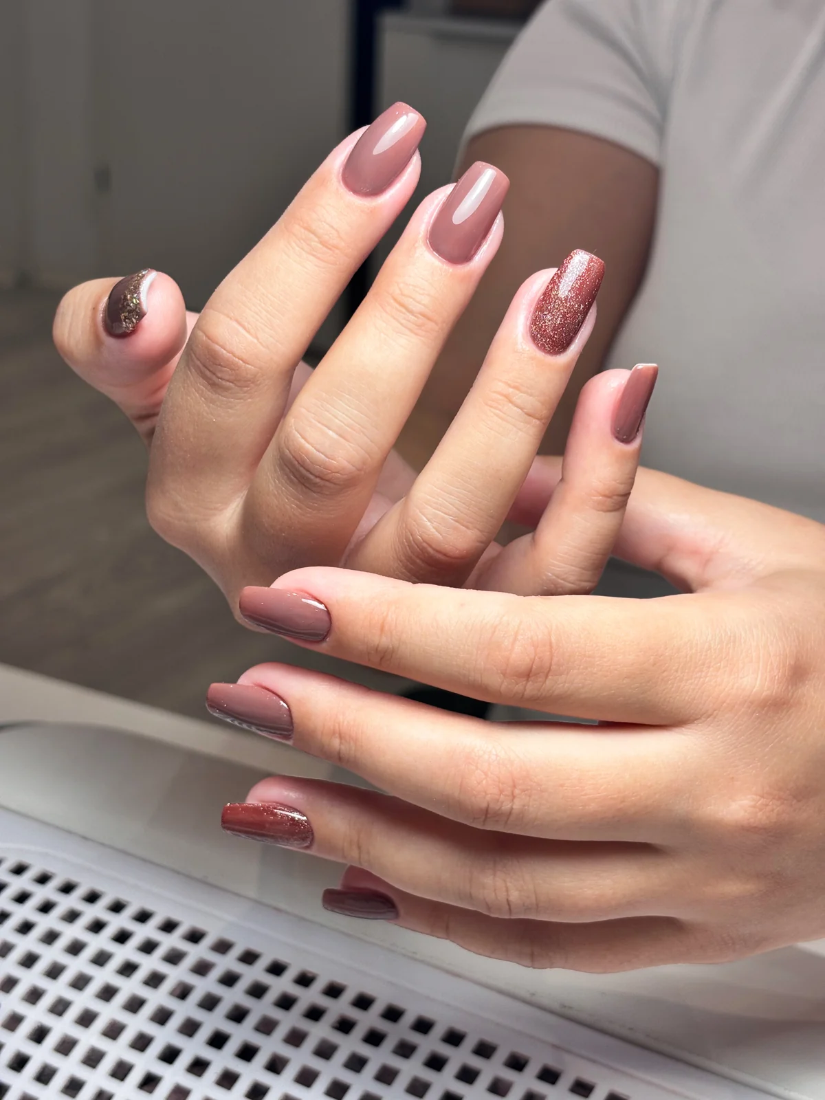 Braun-roséfarbenes Nageldesign mit Glitzerakzenten – eigene Arbeit